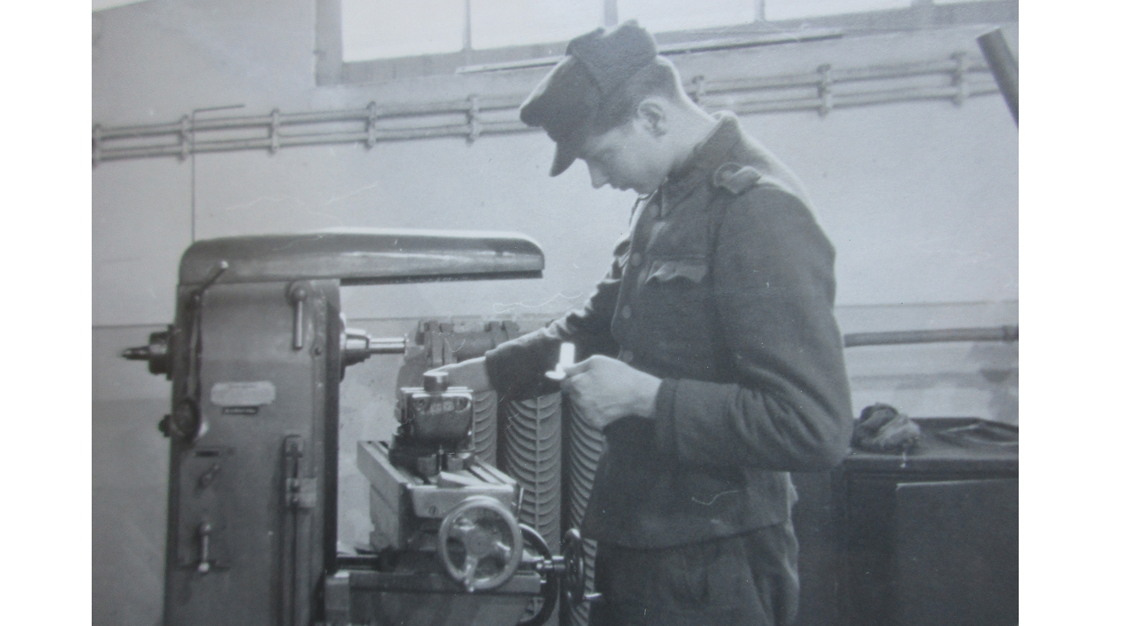 In-der-Waffenwerkstatt-während-des-zweijährigen-Dienstes-in-der-NVA-der-DDR-1958